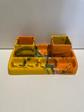 Carica l'immagine nel visualizzatore di Gallery, Set Ufficio Organizer in Ceramica Dipinta a Mano – Vassoio con 2 Portapenne
