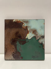 Carica l'immagine nel visualizzatore di Gallery, Sottobicchiere / Sottopentola in Pietra Lavica Dipinta a Mano – 14 × 14 cm