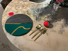 Carica l'immagine nel visualizzatore di Gallery, Sottopiatto Flat in Ceramica Dipinta a Mano