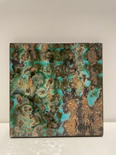 Carica l'immagine nel visualizzatore di Gallery, Sottobicchiere / Sottopentola in Pietra Lavica Dipinta a Mano – 14 × 14 cm