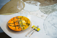 Carica l'immagine nel visualizzatore di Gallery, Sottopiatto con falda in ceramica dipinta a mano