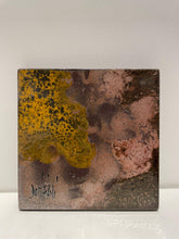 Carica l'immagine nel visualizzatore di Gallery, Sottobicchiere / Sottopentola in Pietra Lavica Dipinta a Mano – 14 × 14 cm
