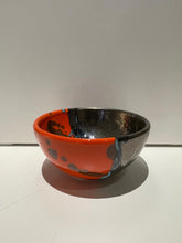 Carica l'immagine nel visualizzatore di Gallery, Ciotola Tonda in Ceramica Dipinta a Mano